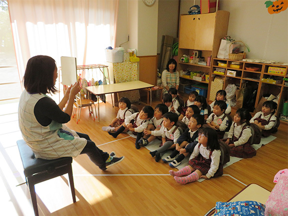 写真：読み聞かせ